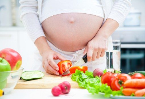 pregnant_woman_eating_healthy